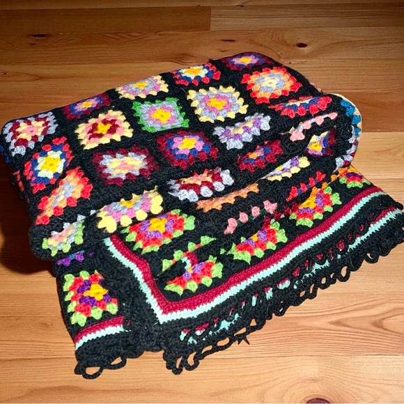 v i n t a g e :: Large Granny Square Crochet Blanket Throw Afghan - Picture 7 of 15
